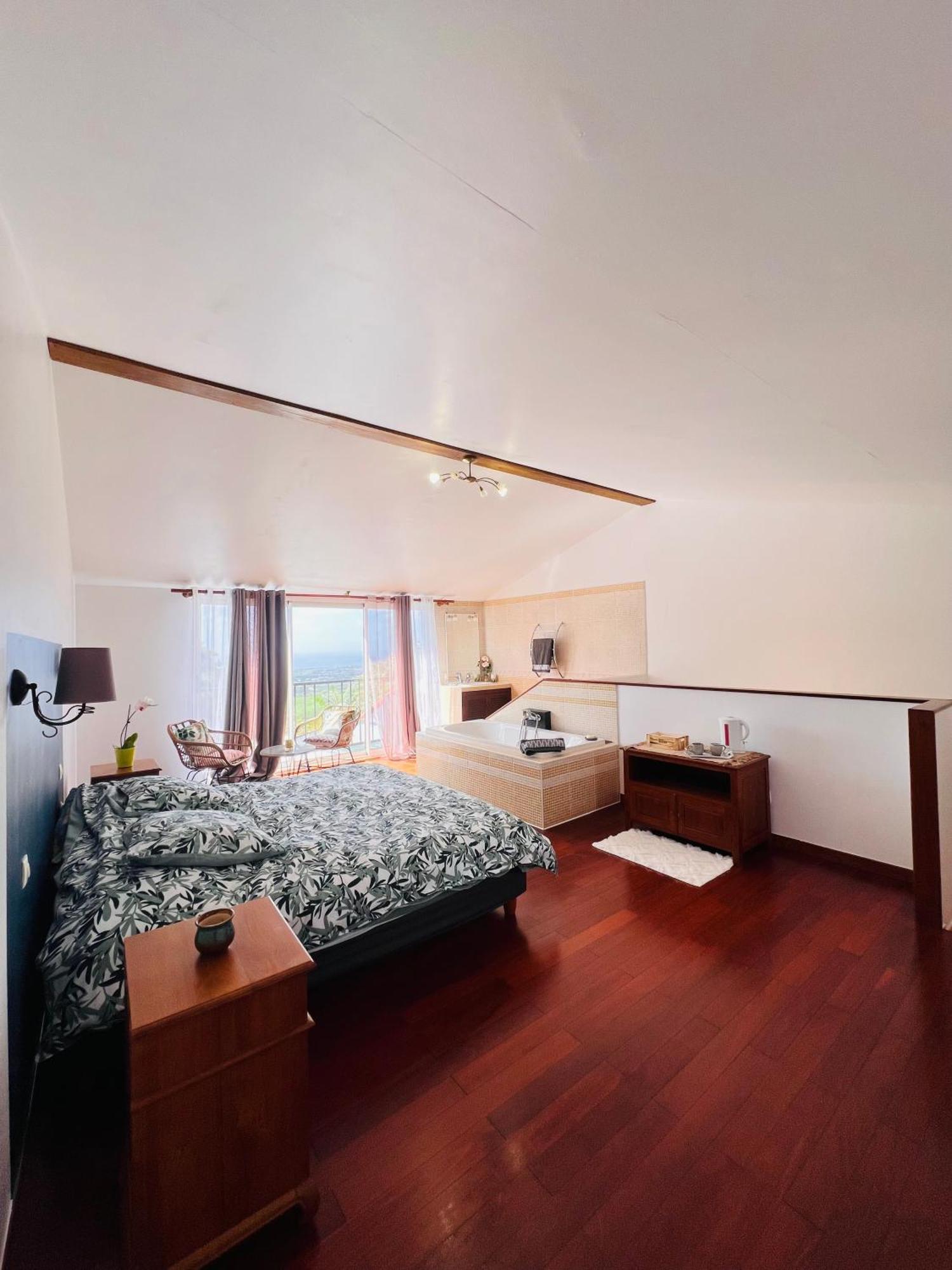 Chez Madame Fabienne Apartment Sainte-Suzanne ภายนอก รูปภาพ