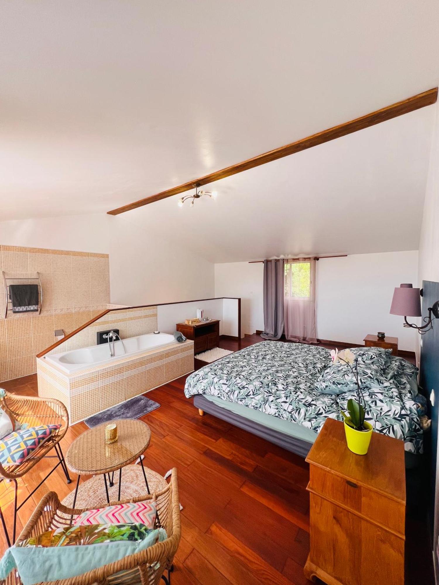 Chez Madame Fabienne Apartment Sainte-Suzanne ภายนอก รูปภาพ