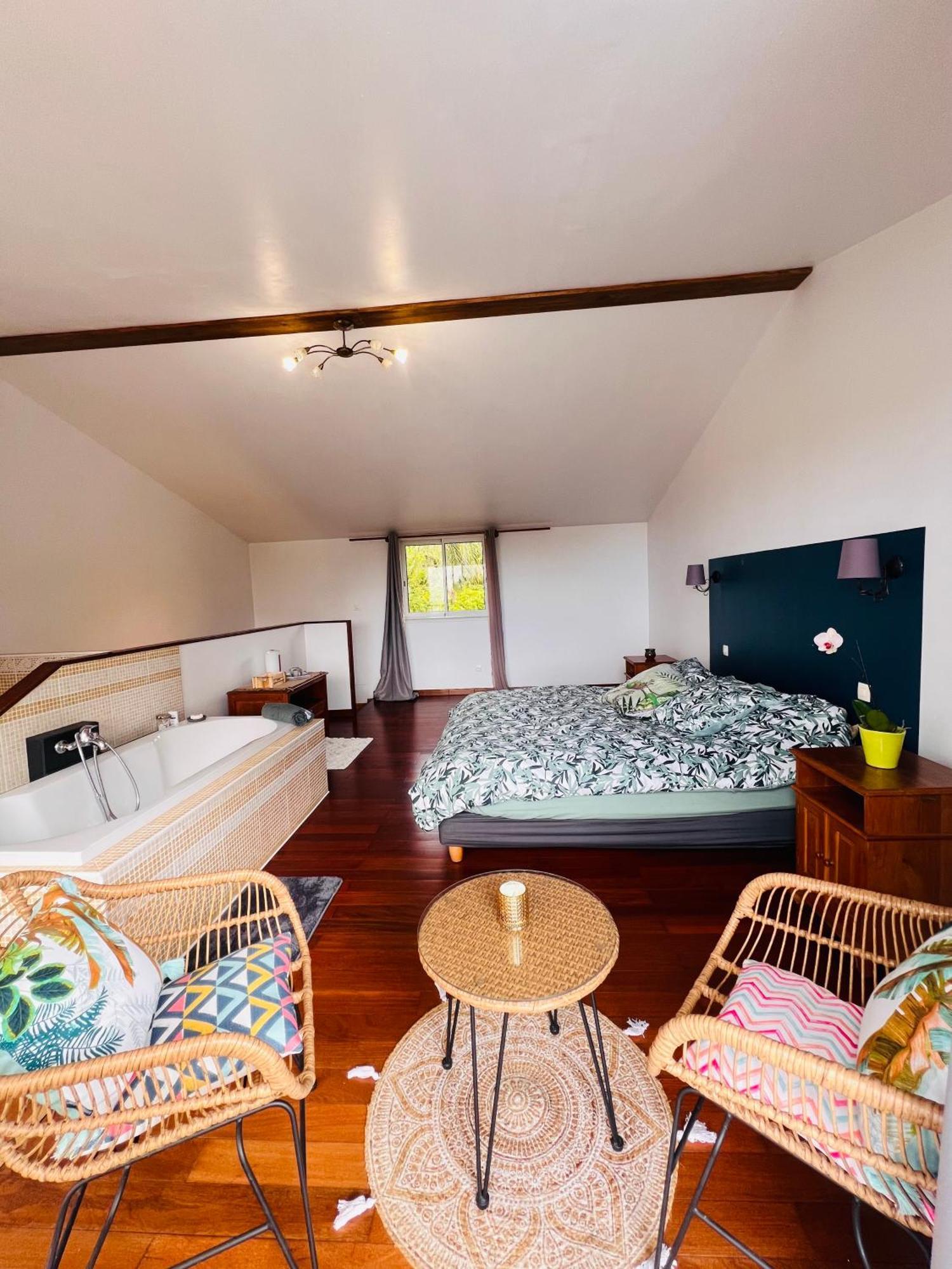 Chez Madame Fabienne Apartment Sainte-Suzanne ภายนอก รูปภาพ