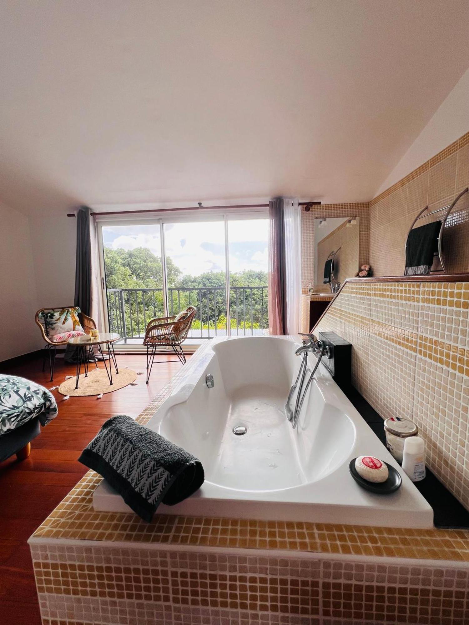 Chez Madame Fabienne Apartment Sainte-Suzanne ภายนอก รูปภาพ