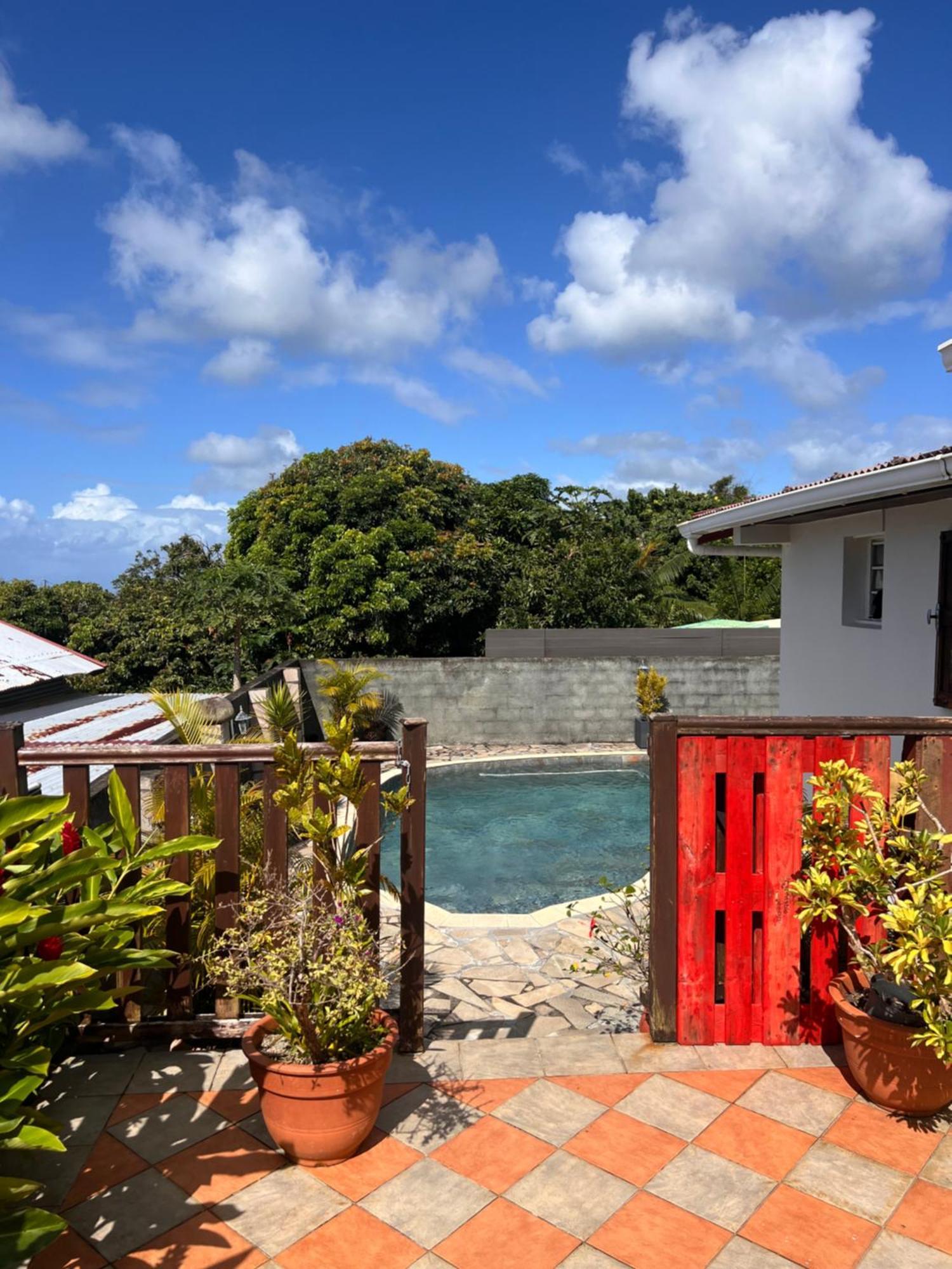 Chez Madame Fabienne Apartment Sainte-Suzanne ภายนอก รูปภาพ