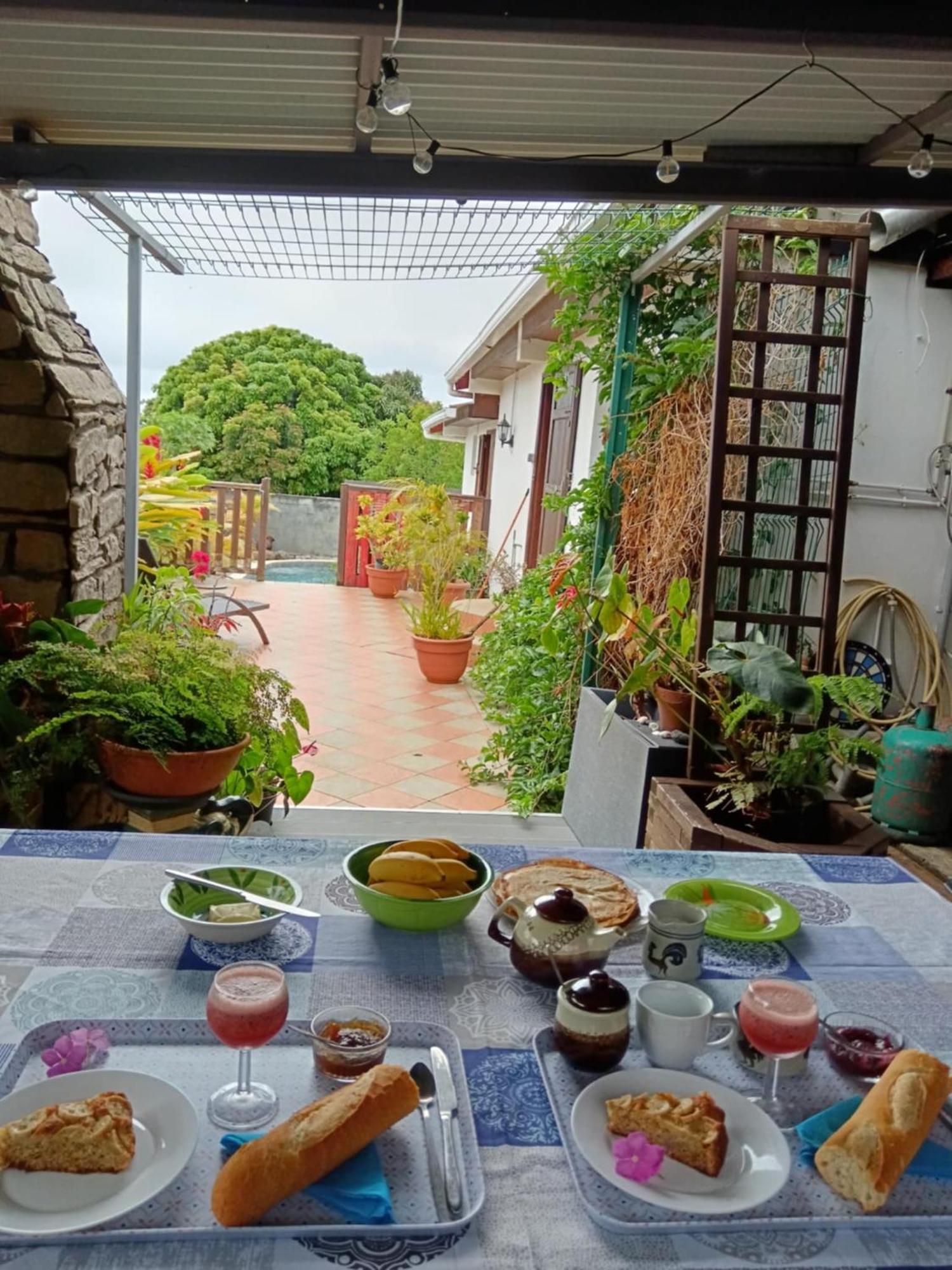 Chez Madame Fabienne Apartment Sainte-Suzanne ภายนอก รูปภาพ